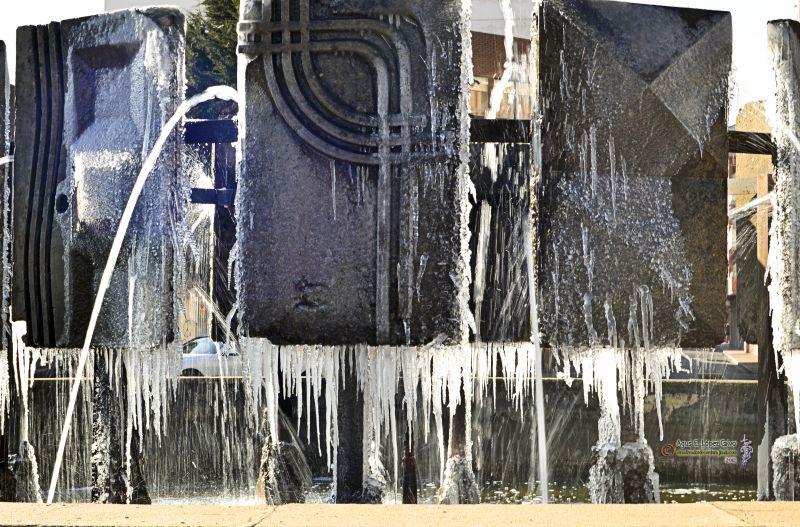 Fuente helada . Rotonda de Hotachi. La Baneza. Leon .jpg